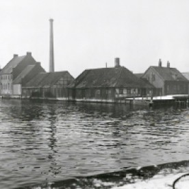 8. Christiansholm (Papirøen), 1930. Christiansholm blev skabt ved opfyldning omkring år 1700 af Kaptajn J. G. Motzmann. Øen blev i 1723 overtaget af marinen, som opførte et eksercerbatteri. Der har derudover været en række industribygninger, bl.a. kul- og saltlagre. Billedet forestiller en nedlagt smedje.