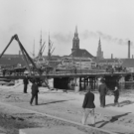 18. Den gamle Langebro, 1890'erne. Langebro har haft forskellige placeringer over havneløbet. Den version, vi ser på billedet, er træbroen fra 1851. Broen fik jernklapper i 1875, som blev åbnet og lukket med håndkraft, når skibene skulle igennem.