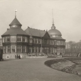 2. Langeliniepavillonen, opført i 1902. Den første Langeliniepavillon blev opført i 1884, men erstattedes i 1902 af denne, som under anden verdenskrig blev bombarderet af tyskerne. I dag står arkitekterne Eva og Nils Koppels pavillon fra 1954.